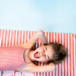 Swim Essentials - Strandhåndklæde 135 cm - Daisy Flowers
