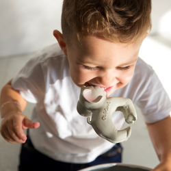 Oli &amp; Carol - Armb&#229;nd i naturgummi - Elefanten Nelly