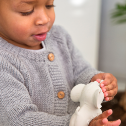 Oli &amp; Carol - Armb&#229;nd i naturgummi - Elefanten Nelly